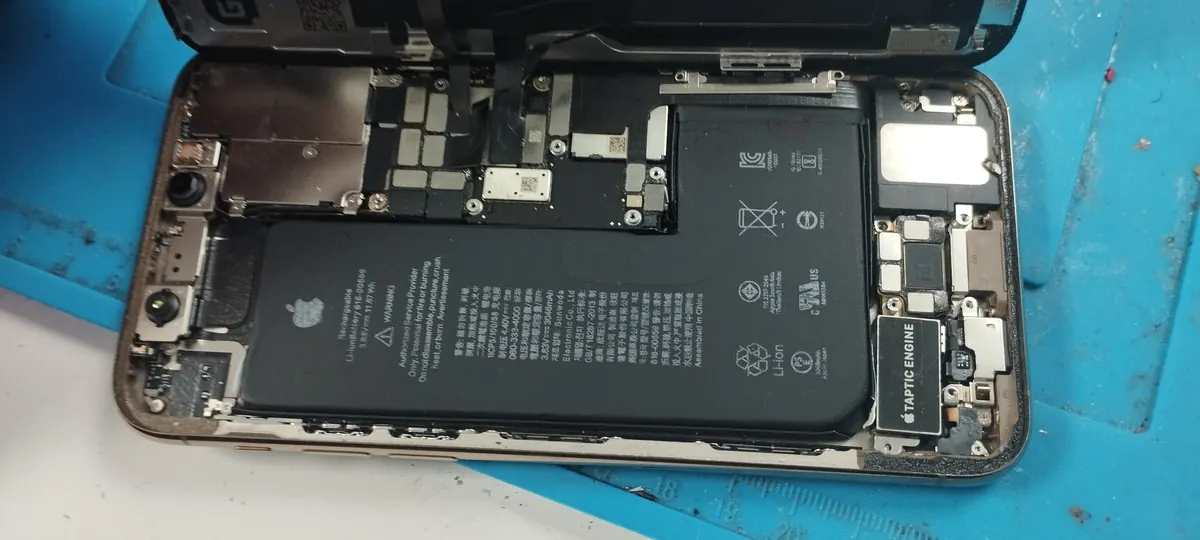 Laptop battery exposed during replacement